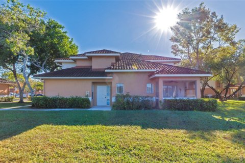 House in Plantation, Florida 3 bedrooms, 138.61 sq.m. № 1998070