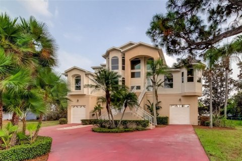 Casa en alquiler en Tarpon Springs, Florida, 5 dormitorios, 380.16 m2 № 1640274 - foto 1