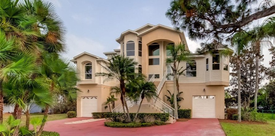 Villa ou maison à Tarpon Springs, Floride 4 chambres, 380.16 m2 № 1640274