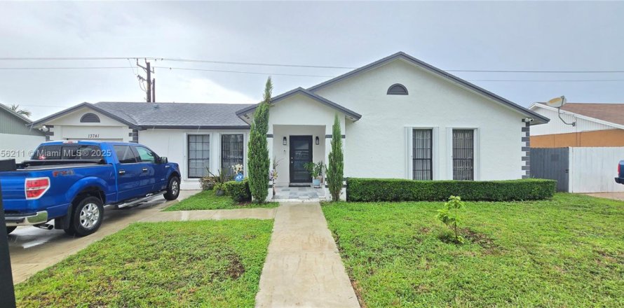 House in Homestead, Florida 3 bedrooms, 146.6 sq.m. № 1882221