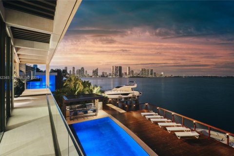 House in Miami, Florida 7 bedrooms, 993.03 sq.m. № 1991610 - photo 4