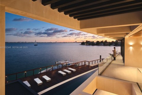 House in Miami, Florida 7 bedrooms, 993.03 sq.m. № 1991610 - photo 10