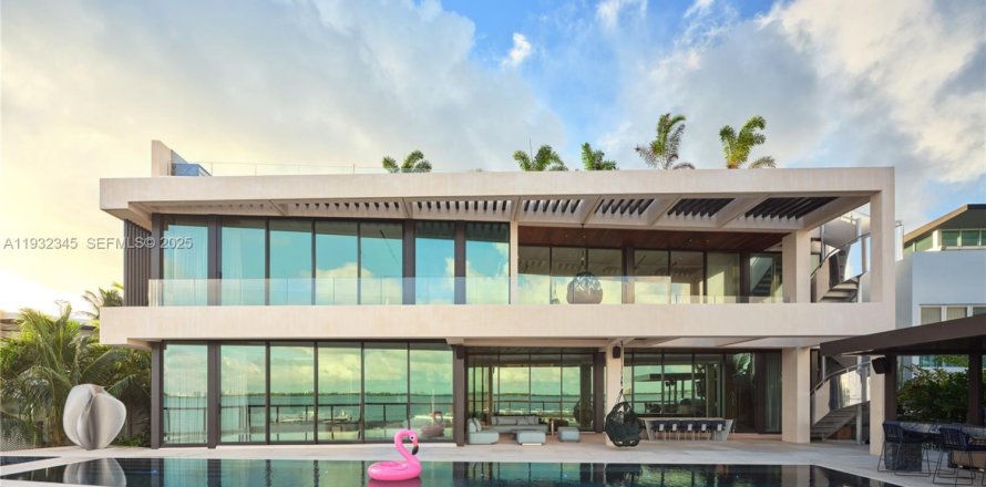 House in Miami, Florida 7 bedrooms, 993.03 sq.m. № 1991610