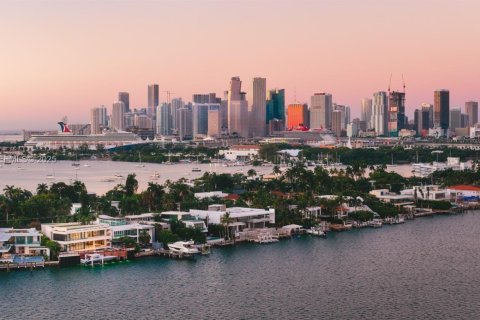 House in Miami, Florida 7 bedrooms, 993.03 sq.m. № 1991610 - photo 9