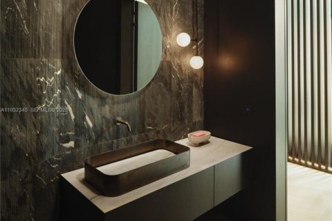 House in Miami, Florida 7 bedrooms, 993.03 sq.m. № 1991610 - photo 30