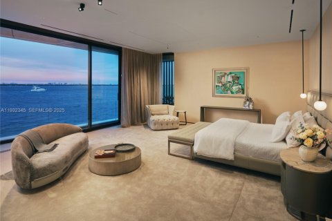 House in Miami, Florida 7 bedrooms, 993.03 sq.m. № 1991610 - photo 13