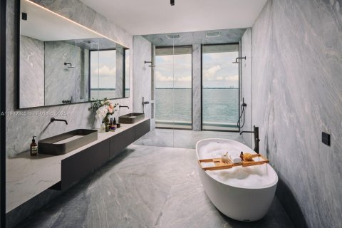 House in Miami, Florida 7 bedrooms, 993.03 sq.m. № 1991610 - photo 18