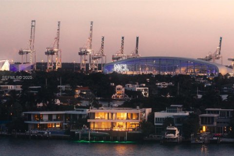 House in Miami, Florida 7 bedrooms, 993.03 sq.m. № 1991610 - photo 8