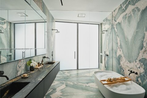 House in Miami, Florida 7 bedrooms, 993.03 sq.m. № 1991610 - photo 14