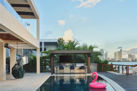 House in Miami, Florida 7 bedrooms, 993.03 sq.m. № 1991610 - photo 15
