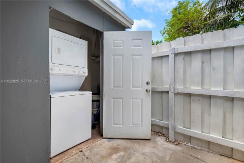 House in Miami, Florida 2 bedrooms № 1976719 - photo 8