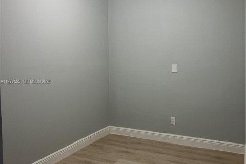 House in Miami, Florida 2 bedrooms № 1976719 - photo 5