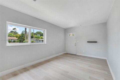 House in Miami, Florida 2 bedrooms № 1976719 - photo 3