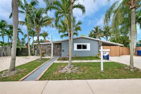 House in Miami, Florida 2 bedrooms № 1976719 - photo 1