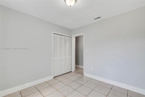 House in Miami, Florida 2 bedrooms № 1976719 - photo 6