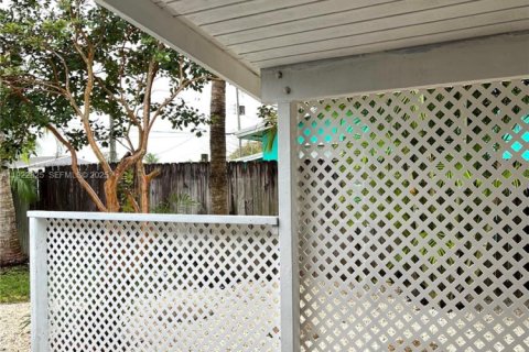 House in Miami, Florida 2 bedrooms № 1976719 - photo 9