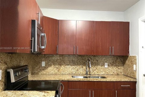 House in Miami, Florida 2 bedrooms № 1976719 - photo 4