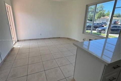 Condo in Miami Beach, Florida, 1 bedroom  № 1839431 - photo 2