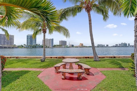 Condo in Miami Beach, Florida, 1 bedroom  № 1839431 - photo 16