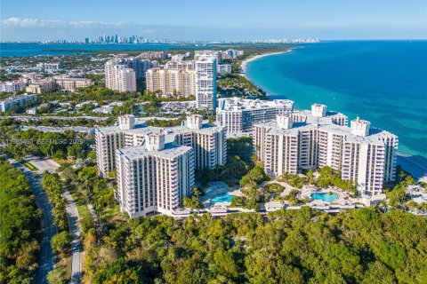 Купить кондоминиум в Ки-Бискейн, Флорида 2 спальни, 130.9м2, № 2048858 - фото 25