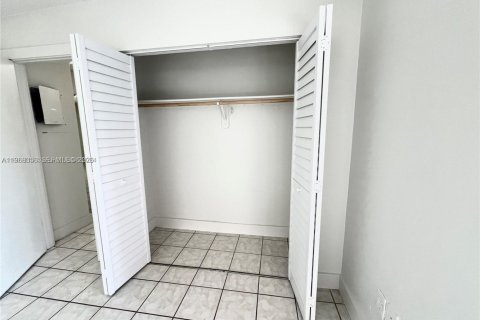 Apartamento en alquiler en Miami, Florida, 3 dormitorios, 102.19 m2 № 2031778 - foto 18