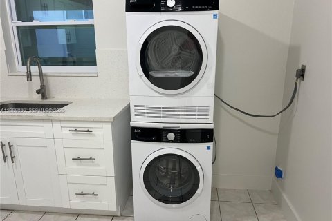 Apartamento en alquiler en Miami, Florida, 3 dormitorios, 102.19 m2 № 2031778 - foto 3