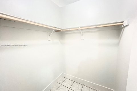 Apartamento en alquiler en Miami, Florida, 3 dormitorios, 102.19 m2 № 2031778 - foto 13