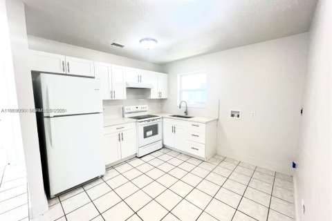 Apartamento en alquiler en Miami, Florida, 3 dormitorios, 102.19 m2 № 2031778 - foto 2