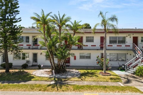 Condo in Saint Petersburg, Florida, 2 bedrooms  № 1675740 - photo 2