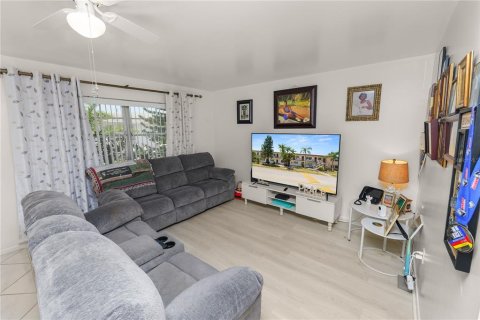Condo in Saint Petersburg, Florida, 2 bedrooms  № 1675740 - photo 5
