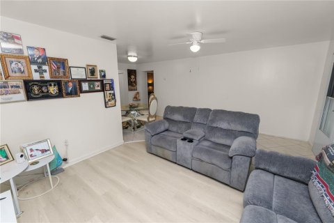 Condo in Saint Petersburg, Florida, 2 bedrooms  № 1675740 - photo 6