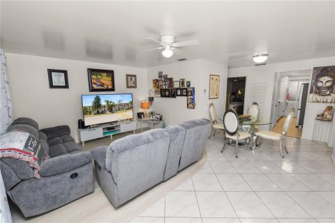 Condo in Saint Petersburg, Florida, 2 bedrooms  № 1675740 - photo 4