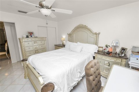 Condo in Saint Petersburg, Florida, 2 bedrooms  № 1675740 - photo 18