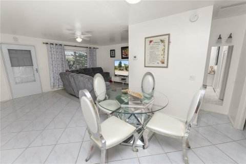 Condo in Saint Petersburg, Florida, 2 bedrooms  № 1675740 - photo 13