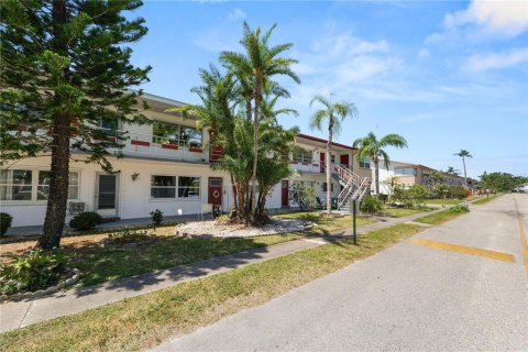 Condo in Saint Petersburg, Florida, 2 bedrooms  № 1675740 - photo 25