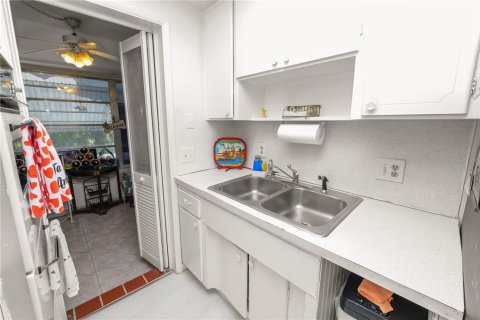 Condo in Saint Petersburg, Florida, 2 bedrooms  № 1675740 - photo 9