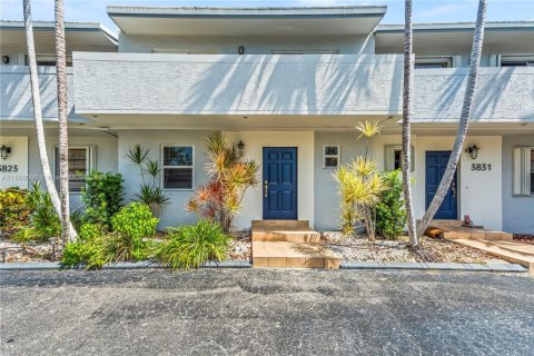 Adosado en alquiler en North Miami Beach, Florida, 3 dormitorios, 151.8 m2 № 1896550 - foto 1