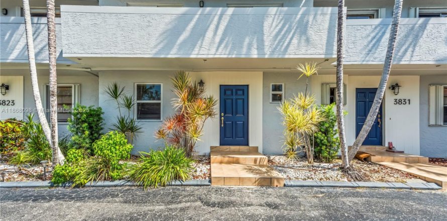 Adosado en North Miami Beach, Florida 3 dormitorios, 151.8 m2 № 1896550