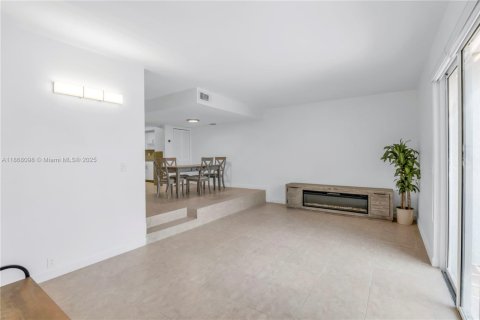 Adosado en alquiler en North Miami Beach, Florida, 3 dormitorios, 151.8 m2 № 1896550 - foto 21