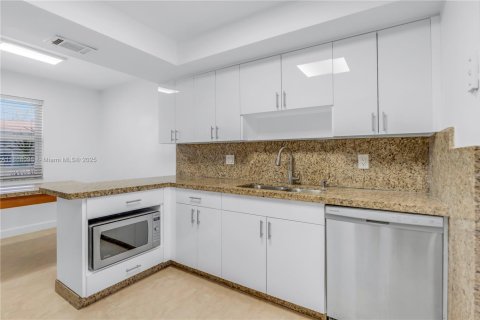 Adosado en alquiler en North Miami Beach, Florida, 3 dormitorios, 151.8 m2 № 1896550 - foto 4