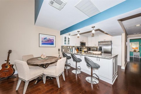 Townhouse in Indian Rocks Beach, Florida 3 bedrooms, 123.56 sq.m. № 1879769 - photo 14