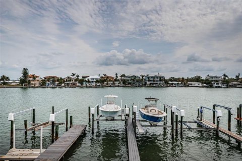 Townhouse in Indian Rocks Beach, Florida 3 bedrooms, 123.56 sq.m. № 1879769 - photo 8