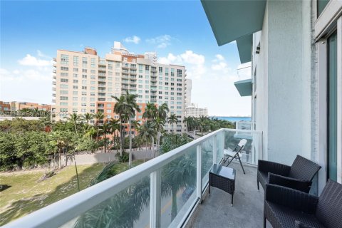 Condominio en alquiler en Miami, Florida, 1 dormitorio, 64.47 m2 № 1992900 - foto 1