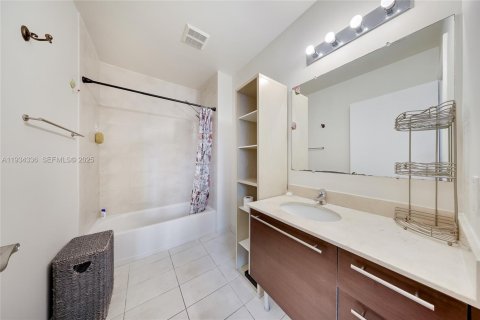 Condominio en alquiler en Miami, Florida, 1 dormitorio, 64.47 m2 № 1992900 - foto 10