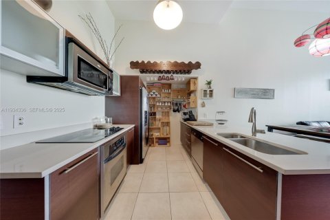 Condominio en alquiler en Miami, Florida, 1 dormitorio, 64.47 m2 № 1992900 - foto 3