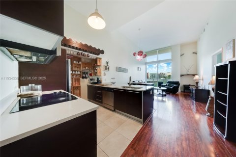 Condominio en alquiler en Miami, Florida, 1 dormitorio, 64.47 m2 № 1992900 - foto 2