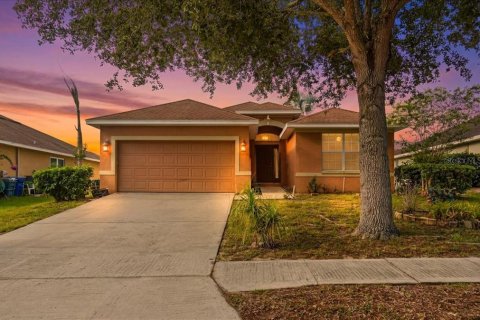 House in Winter Haven, Florida 4 bedrooms, 172.98 sq.m. № 2201374 - photo 2