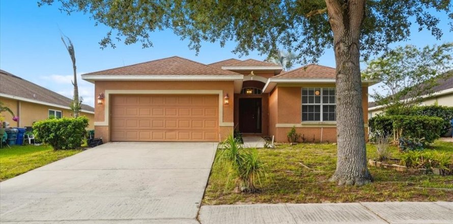 House in Winter Haven, Florida 4 bedrooms, 172.98 sq.m. № 2201374