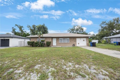 House in Saint Petersburg, Florida 2 bedrooms, 105.26 sq.m. № 1894705 - photo 1