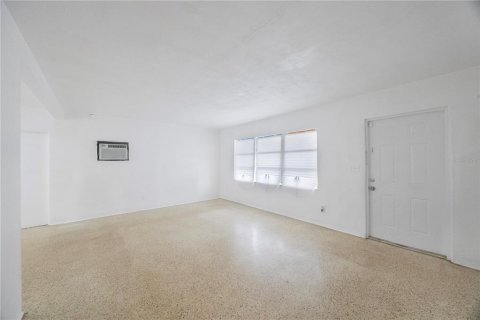 House in Saint Petersburg, Florida 2 bedrooms, 105.26 sq.m. № 1894705 - photo 4